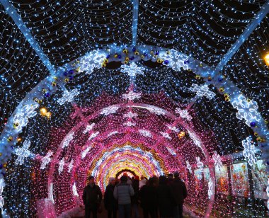 Moskova, Rusya - Ocak, 2018: Renkli tünel Tverskoy Bulvarı'nda. Noel, tatil dekorasyon.