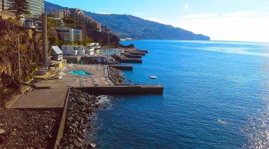 Oteller Funchal, dağ, okyanus kıyı kayalık hattı. Madeira, Portekiz