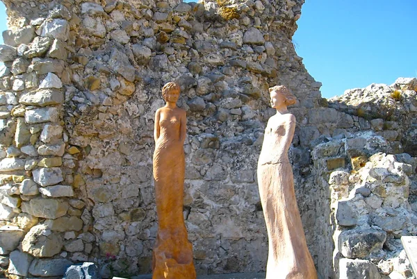 Eze Village, French Riviera, Nice, yakınındaki ünlü turistik sitede ünlü dünya çapında tepenin en üst ve onun kadınlar denizden görünümü için ' heykeller. Cote d'Azur, Fransa