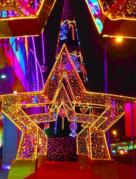 俄罗斯莫斯科 2018年12月 2019年新年和圣诞节新年以莫斯科明星隧道的形式装饰街道 — 图库照片