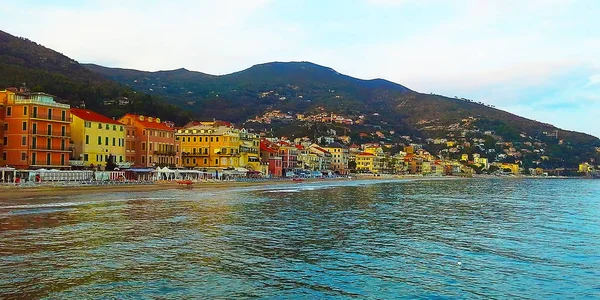 Prachtig Uitzicht Zee Stad Van Alassio Met Kleurrijke Gebouwen Ligurië — Stockfoto