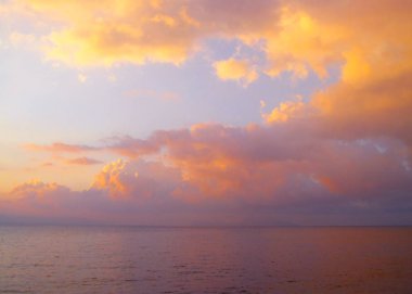 Denizde güzel kırmızı ve sarı gün batımı