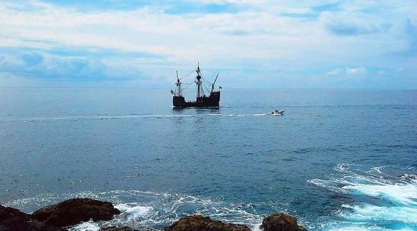 Ein Schönes Segelboot Auf Dem Offenen Ozean Atlantik Madeira Portugal Stockbild