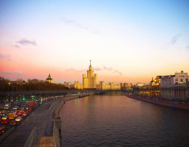 günbatımı manzarası Nehri Kotelnicheskaya dolgu, Moskova Nehri, Bolshoy Ustinsky köprüsü üzerinde konut bir gökdelenin üzerinde. Moscow, Rusya Federasyonu