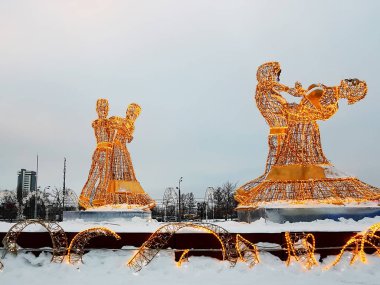 Moskova, Rusya - Ocak 2018: yeni yıl ve Noel rakamlar teçhizatları bir soğuk kış gününde