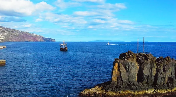 Zwei Segelboote Und Ein Boot Ozean Madeira Funchal Portugiesisch — Stockfoto