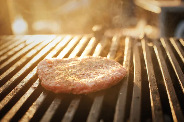 Preparando Costeleta Carne Para Hambúrgueres Grelha Cozinha Livre Comida Rápida — Fotografia de Stock