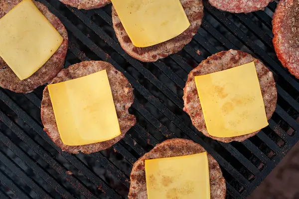 Förbereder Nötkött Kotlett Med Ost Hamburgare Grillen Gatumat Picknick Gatan — Stockfoto