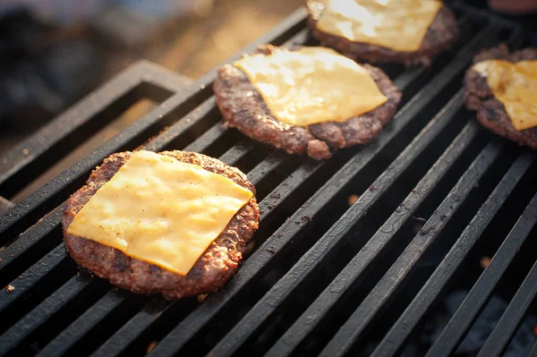 쇠고기 그릴에 햄버거 음식입니다 거리에 피크닉 — 스톡 사진