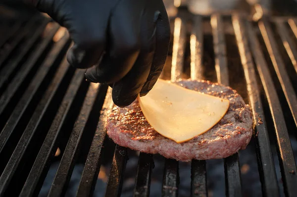 치즈와 쇠고기 햄버거를 만드는 요리사 거리의 패스트 — 스톡 사진