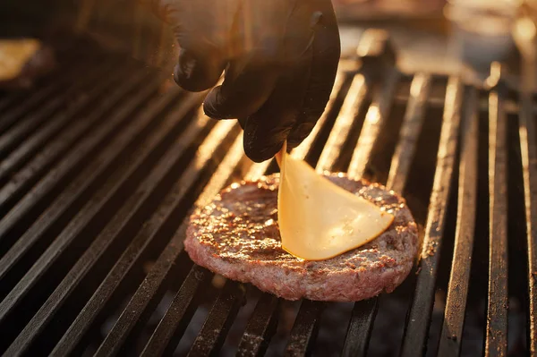 Chef Che Hamburger Manzo Con Formaggio All Aperto Sulla Cucina — Foto Stock