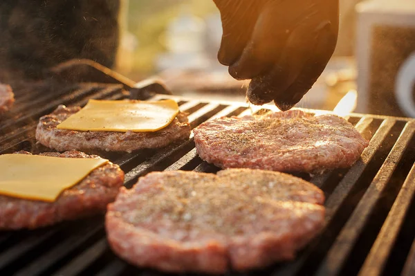 Příprava Hamburgery Grilu Hovězí Kotleta Kořením Pouliční Stánky Jídlem Piknik — Stock fotografie