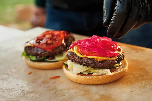 Kocken Förbereder Hamburgare Det Öppna Köket Gatan Snabbmat — Stockfoto