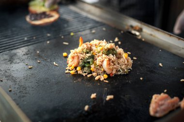 Sebzeli pilav pişirme süreci. Asya mutfağı. Sokak gıda.