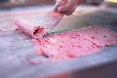 Muz, çilek ve süt dondurma hazırlama süreci.