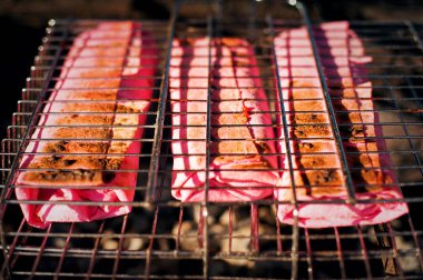 Shawarma üç rulo ızgarada kızartılmış. 