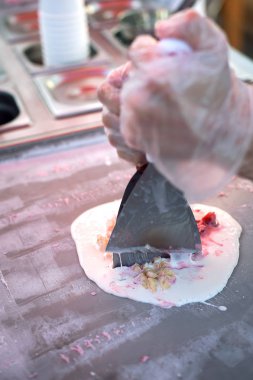 Muz, çilek ve süt dondurma hazırlama süreci.