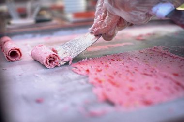 Muz, çilek ve süt dondurma hazırlama süreci.