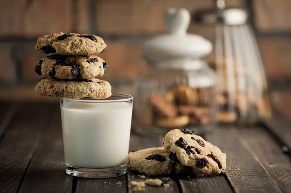 Ein Glas Milch Und Kekse Mit Rosinen Ein Holztisch Und — Stockfoto