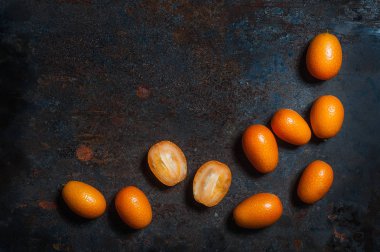 Kamkat meyveleri koyu arka plan üzerinde. üstten görünüm