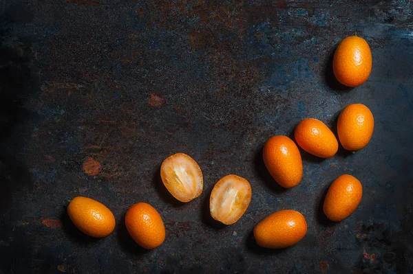 Kamkat meyveleri koyu arka plan üzerinde. üstten görünüm