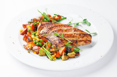 Kızarmış parça et beyaz plaka ve beyaz arka plan üzerinde sebze salatası ile