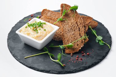 Pike havyar siyah arduvaz tabakta croutons. Beyaz arka plan