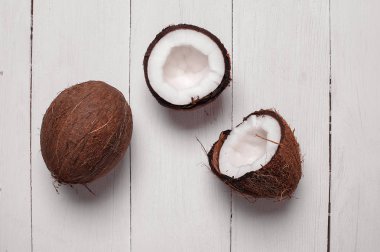 Beyaz ahşap zemin üzerine Hindistan cevizi. Egzotik meyve. üstten görünüm