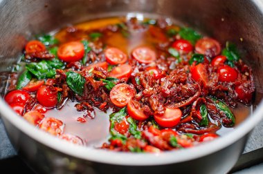 Domates sos domates ve fesleğen şef tarafından ile pişirme