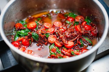 Domates sos domates ve fesleğen Şef, mutfak göreve adımları tarafından ile pişirme