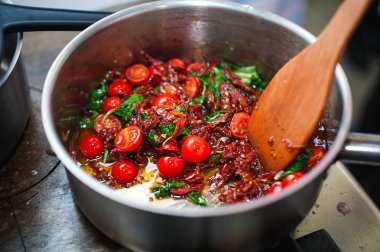 Domates sos domates ve fesleğen şef tarafından ile pişirme