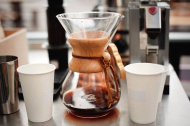 İşyeri barista. Kemeks ve iki kağıt tek kullanımlık bardak