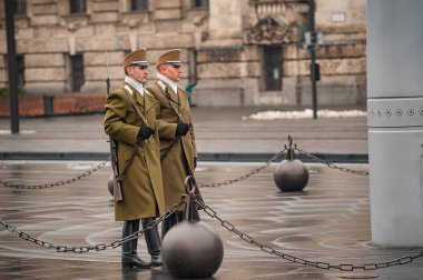 Budapeşte, Macaristan'da parliament yakınındaki meydanda şeref kıtası