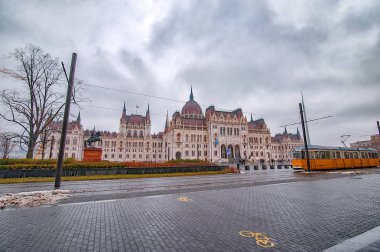 Tramvay ve Budapeşte Macaristan Parlamentosu'nun Neo-Gotik binanın kare. Bulutlu bahar hava