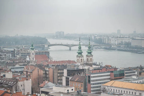 Evler, mesire ve sis Aziz Stephan Katedrali.