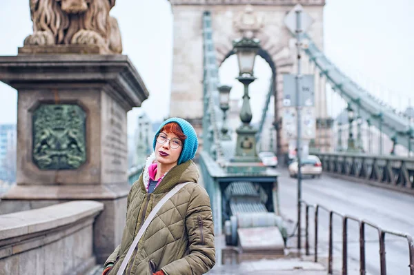 Ritratto Donna Sul Ponte Delle Catene Szechenyi Mattinata Nuvolosa Budapest — Foto Stock