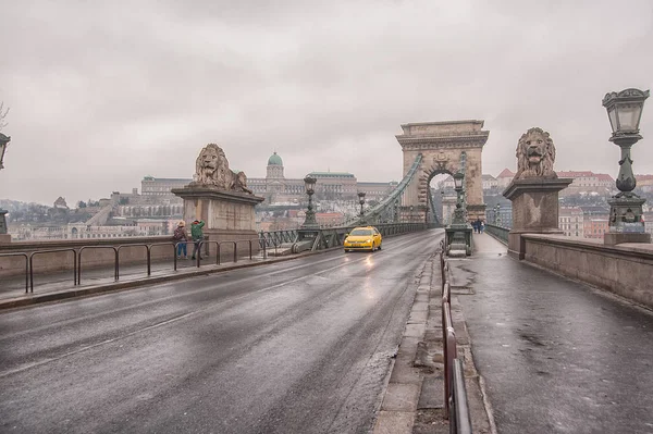 Széchenyi Lánchíd Megtekintése Felhős Reggel Budapesten — Stock Fotó