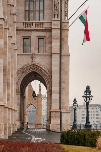 Magyar Zászló Parlament Épülete Budapesten Felhős Tavasz — Stock Fotó