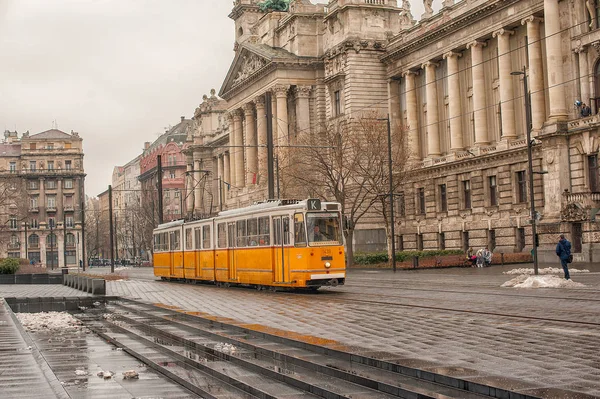 Традиційні Жовтий Угорська Трамвай Площі Біля Угорська Парламенту Будапешті — стокове фото