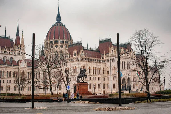 Площадь Неоготическое Здание Венгерского Парламента Будапеште Облачная Весенняя Погода — стоковое фото