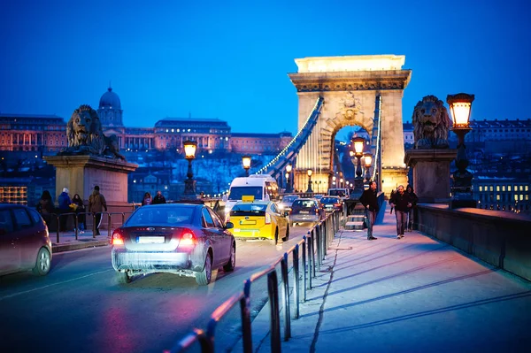 Gece görünümü Szechenyi Chain Bridge. Budapeşte, Macaristan'ın gece hayatı.