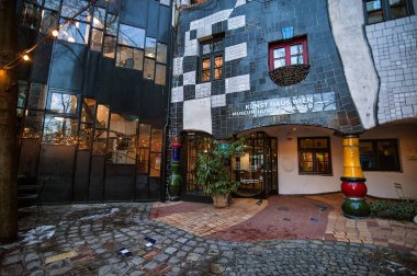 Viyana, Avusturya - 07 Mart 2018: Kunsthauswien sanatçı Friedensreich Hundertwasser tarafından tasarlanmış Viyana'da Müzesi mi.