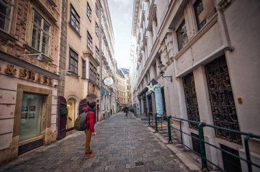 Viyana, Avusturya - 07 Mart 2018: turist ile Viyana'da bir sokak