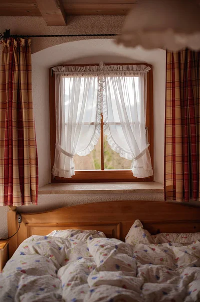 Pokój Oknem Szachownicą Zasłony Woodenbed — Zdjęcie stockowe