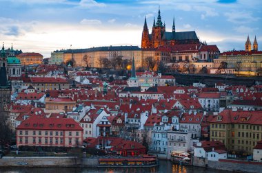 Leyleklerin Mala Strana ve St. Vitus Katedrali Prag Prag, Çek Cumhuriyeti - 12 Mart 2018: görünüm. Günbatımı