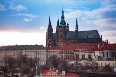 Mala Strana ve St. Vitus Katedrali Prag kırmızı çatılar görüntüleyin. Günbatımı