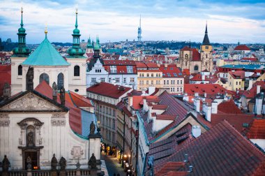 Çatılar ve dik dik Misto sokakta görüntüleyin. Bulutlu gökyüzü