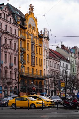 Prague, Çek Cumhuriyeti - 12 Mart 2018: Wenceslas Meydanı - şık otel cephe ve sarı taksileri ile merkezi Bulvarı
