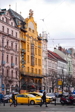 Prague, Çek Cumhuriyeti - 12 Mart 2018: Wenceslas Meydanı - şık otel cephe ve sarı taksileri ile merkezi Bulvarı