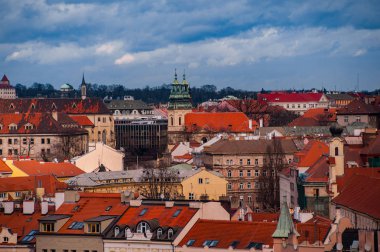 Çatılar ve Vysehrad Prag'da evlerin görünümünü. Bulutlu gökyüzü